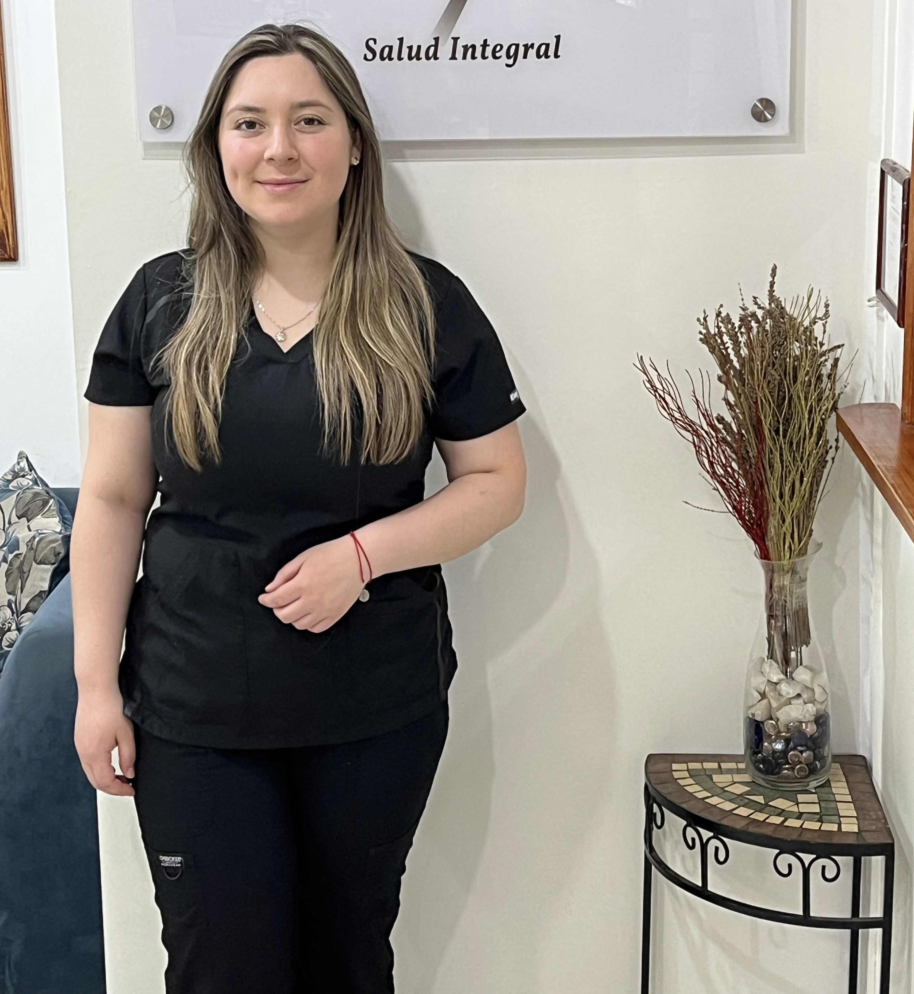 Dra. Javiera Comesaña atendiendo en su consulta del Edificio Médico Aysén, Coyhaique
